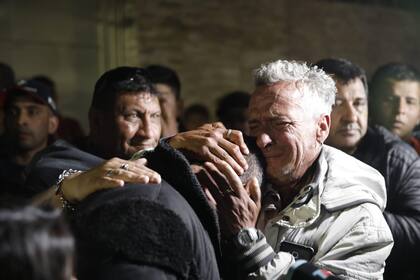 Una familia conmovida por la muerte de Lolo Regueiro; sus amigos y el pueblo tripero estuvieron allí para acompañarla.