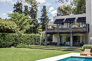 Arte y verde. Una familia construyó un hogar creativo para cinco en San Isidro