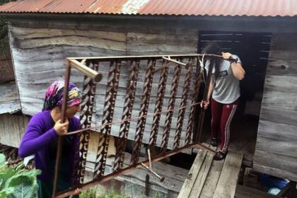 Una familia de kurdos pasará el próximo mes en una choza de madera sin electricidad