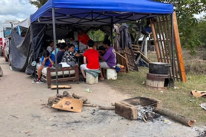 Una familia de La Madrid, junto a la ruta