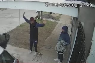 El momento en que interceptaron a una mujer que llevaba a su hija al colegio para robarle