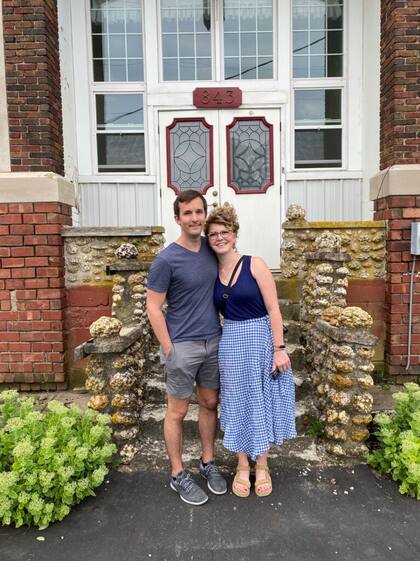 Una familia decidió volver a su ciudad natal en Indiana y compró una escuela para remodelar; el edificio sirvió como vivienda desde 1956