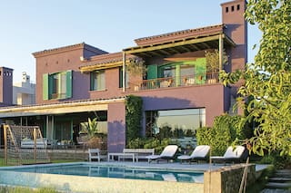 Fachada audaz. Color lavanda para una casa con toques coloniales