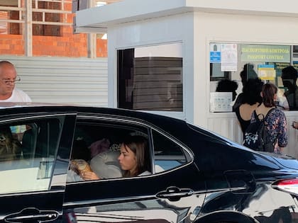 Una familia espera para cruzar la frontera e irse de Ucrania