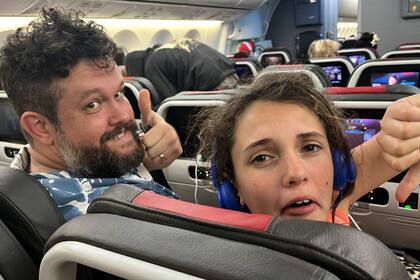 Una familia esperó más de cinco horas en el avión para que, al final, les confirmaran la cancelación de su vuelo