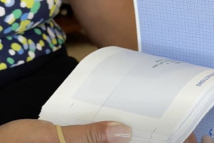 Una familia hispana recibió una caja repleta de cheques en la puerta de su casa en Texas