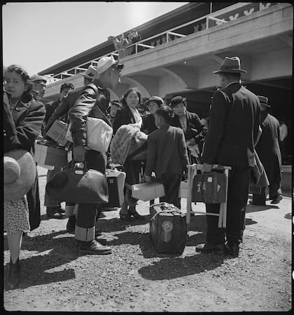 Una familia llega al hipódromo de Tanforan. (Fotografía de Dorothea Lange, 1942)