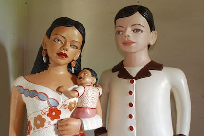 Una familia: marido, mujer y niño. Con la firma de Zezinha.