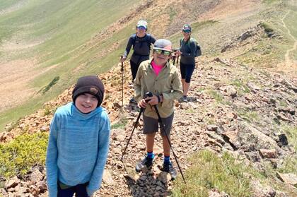Una familia que ama el aire libre. Luca, el hijo mayor (15) viajó solo en julio de 2023 a la Argentina a pasar tres semanas allá con los abuelos y hacer un viaje al sur para esquiar con amigos.