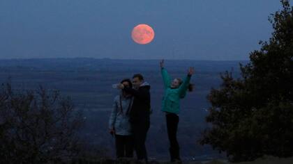 Una familia se toma una selfie con la superluna en Beacon Hill, cerca de Loughborough, en Gran Bretaña