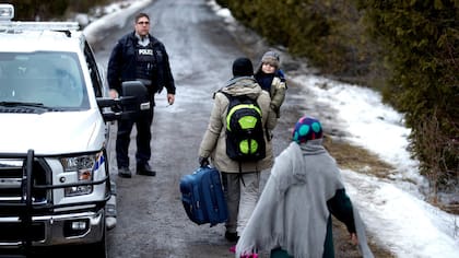 Una familia turca, en su llegada a la ciudad canadiense de Hemmingford, en la frontera con EE.UU.