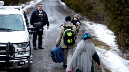Una familia turca, en su llegada a la ciudad canadiense de Hemmingford, en la frontera con EE.UU.