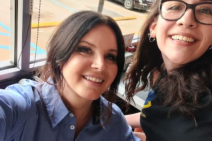 Una fan de Lana del Rey logró tomarse una fotografía de cerca con ella mientras la cantante atendía una cafetería en Alabama