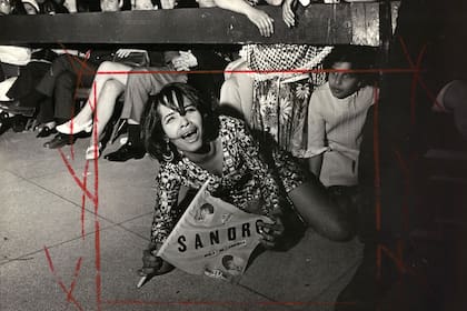 Una fan de Sandro radicada en Estados Unidos, en el show del Gitano en el Madison Square Garden, 1970