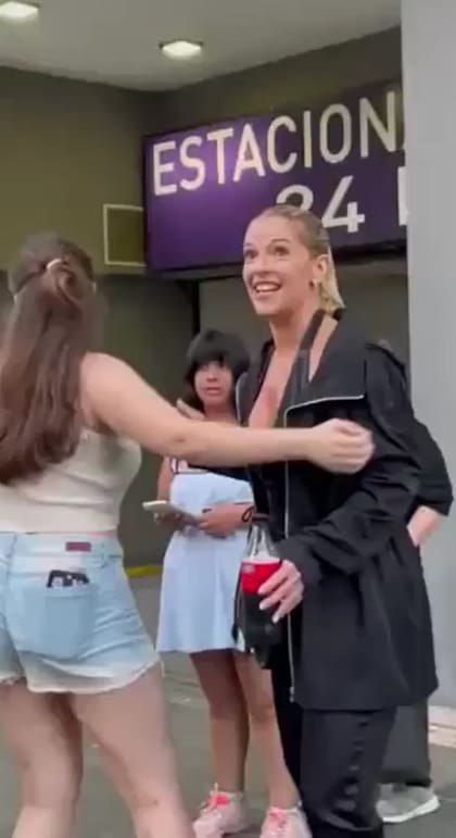 Una fan frenó a Carina Zampini para tomarse una foto y la actriz se chocó con ella y perdió su botella de gaseosa