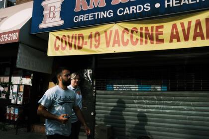 Una farmacia publicita la vacuna contra el Covid en Brighton Beach, Nueva York