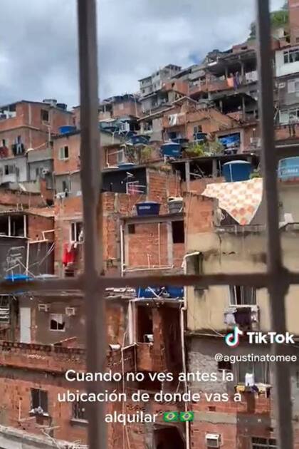 Una favela de Río de Janeiro, la vista de primer plano que le tocó a Agustina desde su habitación de turista