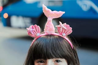 De princesas a mosqueteros y de odaliscas a villanos: cómo cambia la calle Corrientes en vacaciones de invierno