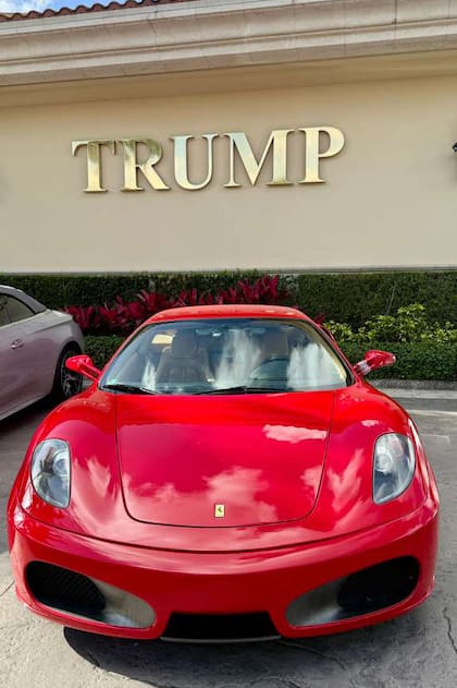 Una Ferrari estacionada en el Trump National Doral Miami.