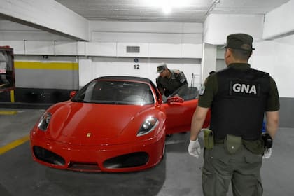 Una Ferrari señala el poder económico que había alcanzado el clan Loza