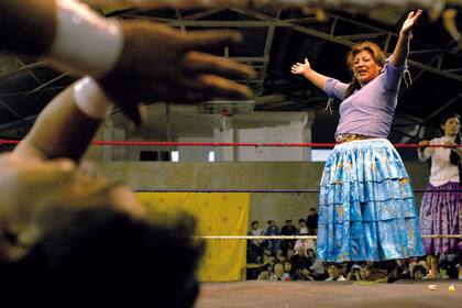 Una fiera en el ring. Carmen Rosa festeja la victoria tras derrotar a un adversario varón