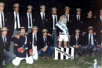 Una fiesta de campeón del CASI. Arriba, Gabriel Travaglini, el Chapa Branca, Jorge y Gabriel Allen