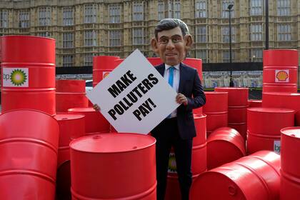 Una figura caricaturesca con el rostro del primer ministro británico, Rishi Sunak, se ve en una protesta de la organización Oxfam ante el Parlamento de Londres, el martes 19 de septiembre de 2023.