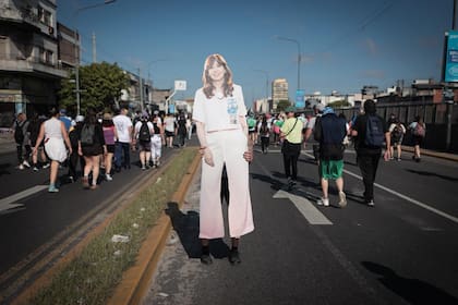 Una figura de cartón de Cristina Kirchner acompaña a una peregrina hacia Luján