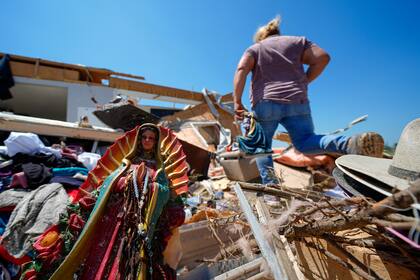 Una figura de la Virgen de Guadalupe sobresale de los escombros luego de que un tornado haya destrozado la vivienda entera el domingo 26 de mayo de 2024, en Valley View, Texas. (AP Foto/Julio Cortez)