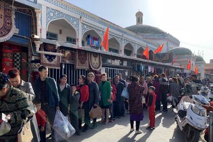 Una fila de clientes en la feria Kashgar en la región Xinjiang en China, donde reside la minoría musulmana uiguires