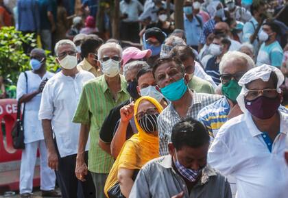 Una fila de personas espera para recibir la vacuna contra el coronavirus en Bombay, India