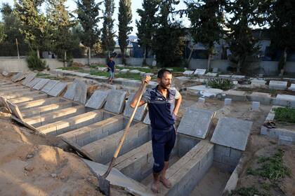 Una fila de tumbas recién cavadas en la ciudad de Rafah