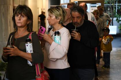 Una fila de votantes en un colegio de Montevideo