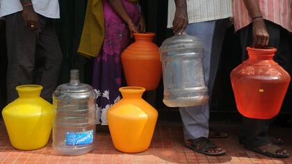 Una fila para cargar agua en Chennai, India