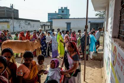 Una fila para votar en las elecciones indias en Pendri, un pueblo de la provincia de Chhattisgarh, India