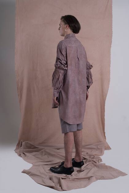 Una firma genderless con prendas de moldería simple, como esta maxicamisa en percal reciclado