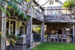 Una casa rodeada de una espléndida galería para disfrutar del verano