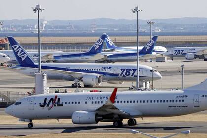 Una flota de 787 Dreamliner en tierra, un modelo que Boeing de diseño liviano y menor consumo de combustible que sufrió un revés por problemas en su sistema electrónico