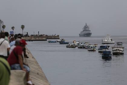 Una flota de barcos de guerra llegó al puerto de La Habana esta mañana (AP Foto/Ariel Ley)