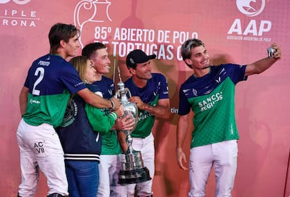 Una forma de festejo ya típica de La Natividad, ahora con los Cambiaso: autofoto de los cuatro jugadores y Camila Camibaso con la copa, en este caso, la del Abierto de Tortugas.