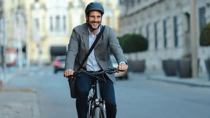 Una forma de hacer este tipo de ejercicio es usar la bicicleta como medio de transporte para recorrer distancias cortas