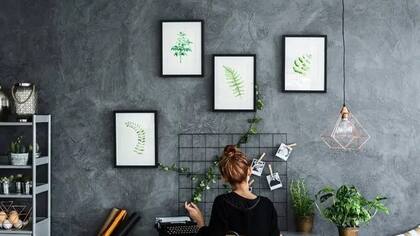 Una forma de usar el sentido de verticalidad es colgar cuadros en diferentes niveles