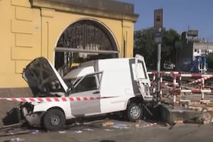 Una camioneta quiso cruzar la vía con la barrera baja y la atropelló el tren: murió un hombre