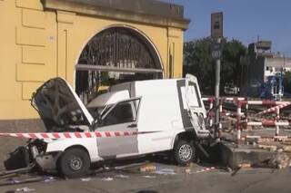 Una camioneta quiso cruzar la vía con la barrera baja y la atropelló el tren: murió un hombre