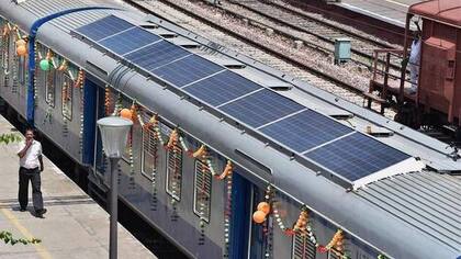 Una formación del sistema DEMU, que combina el uso de la energía solar para el suministo eléctrico de los vagones junto a un motor diésel que utiliza la locomotora