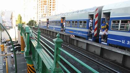 Una formación del tren San Martín sobre la Av Juan B Justo, a la altura de Santa Fe