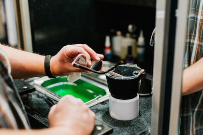 Una fórmula casera para limpiar los lentes es con vinagre y bicarbonato de sodio (imagen ilustrativa)