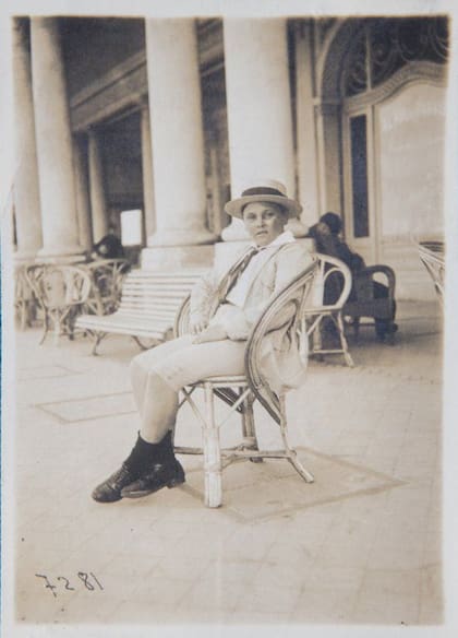 Una foto antigua de la tradicional silla marplatense.