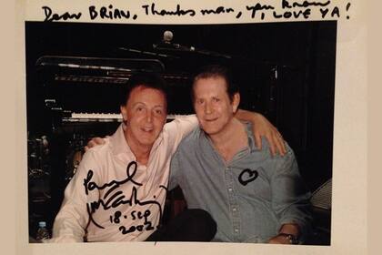 Una foto con un mensaje de afecto de McCartney a Wilson en 2002