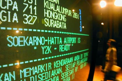 Una foto de archivo de 1999 muestra una cartelera electrónica en el aeropuerto de Indonesia, con el aviso que los sistemas se encuentran listos para el año 2000